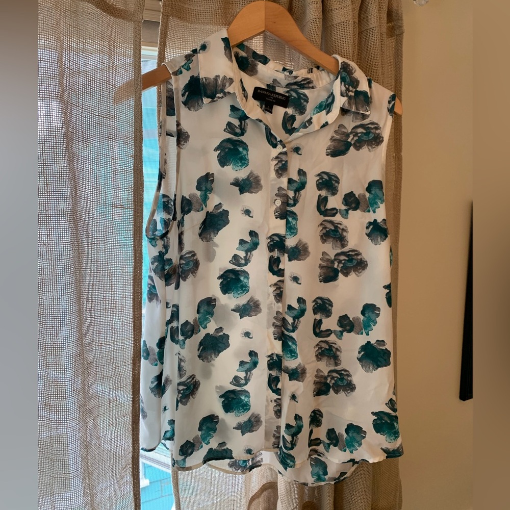 Banana Republic tank top/ shell. Polyester.